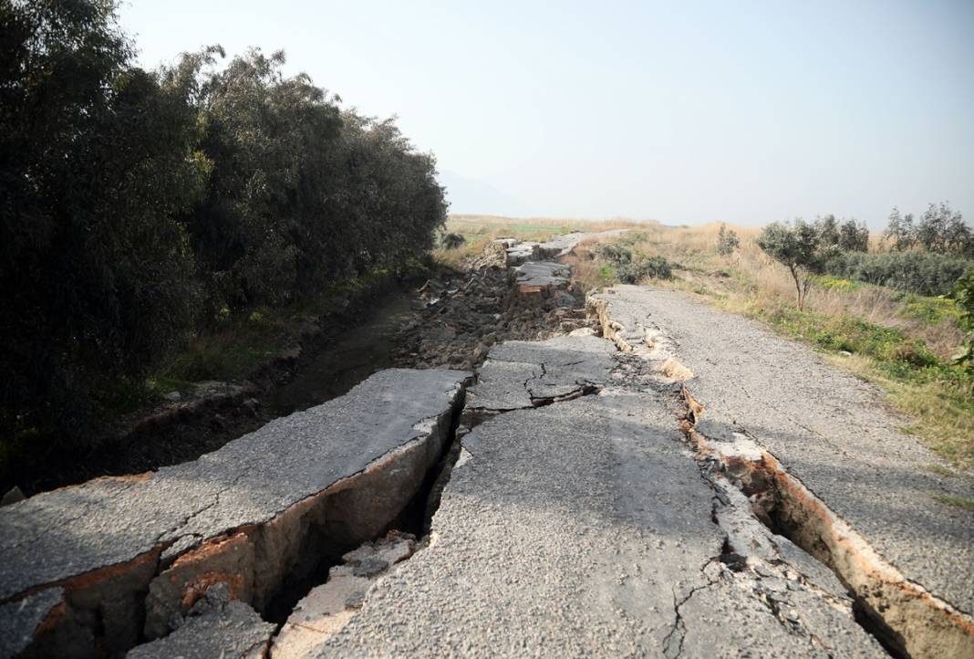 İçine insan girebiliyor, korkutucu görüntüler! Kuş Cenneti'ne giden yolun 2 kilometresi depremde yarıldı 7